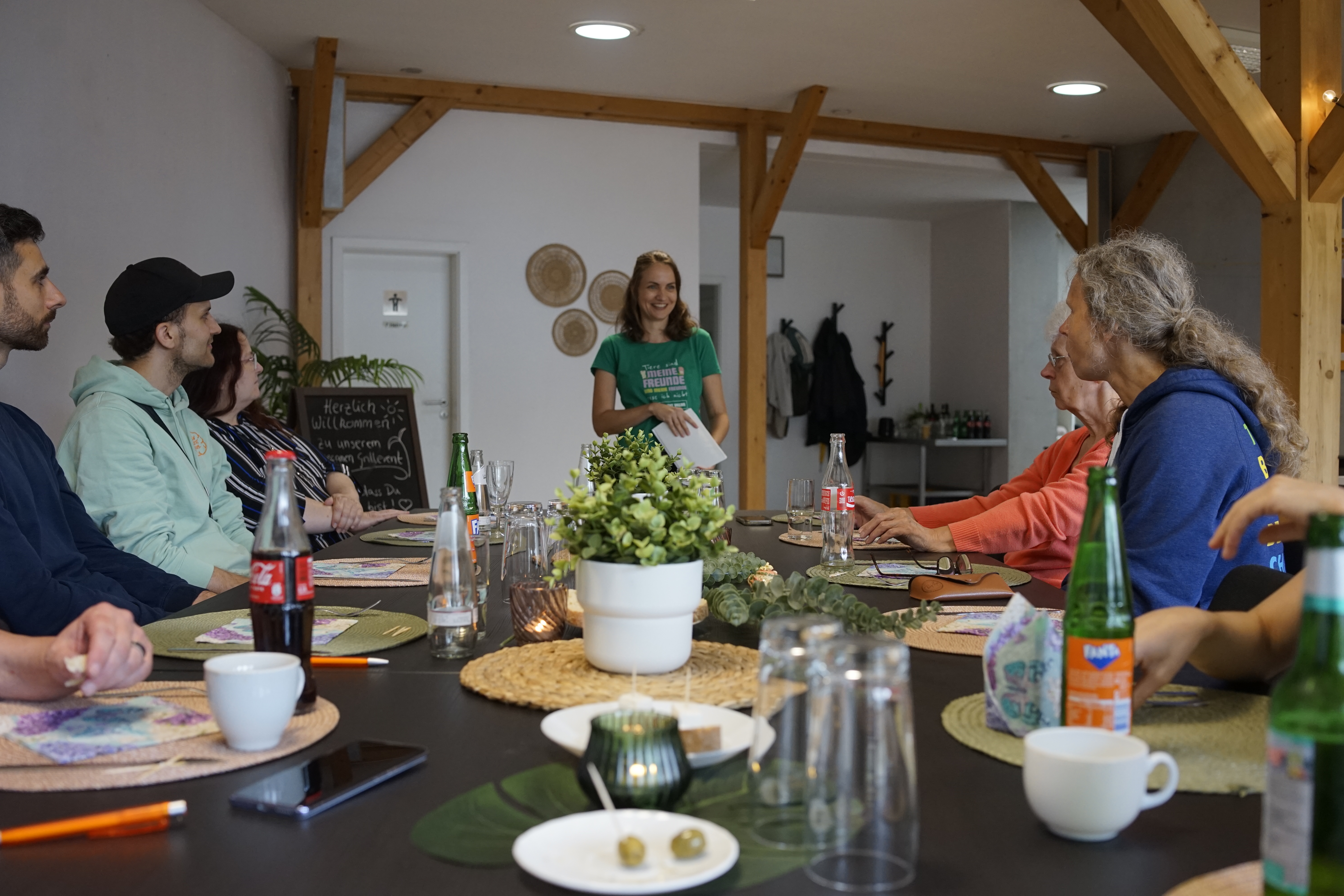 Janne im Austausch mit einer Gruppe bei einer Veranstaltung