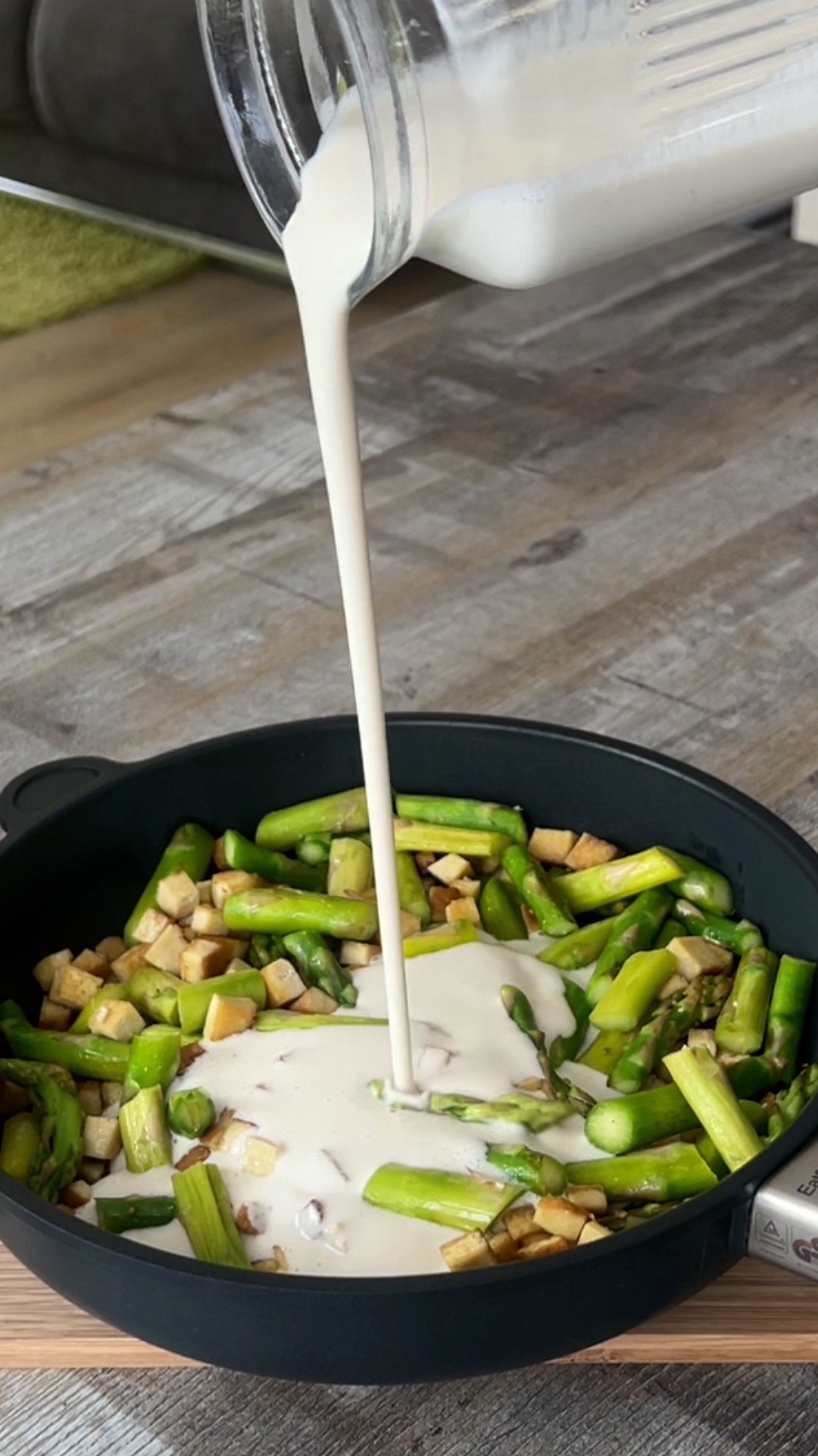 Veganes Gericht mit Spargel